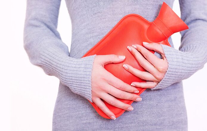 L'application d'un coussin chauffant sur le ventre aidera à soulager les symptômes de la cystite chez une femme.