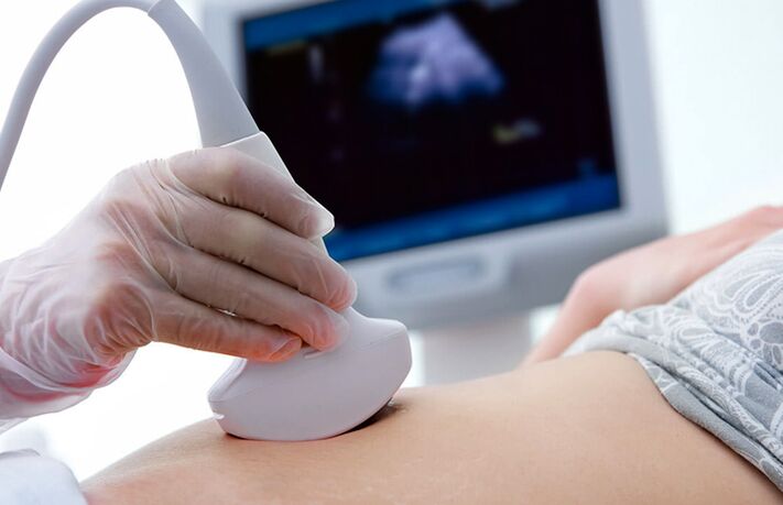 L'examen échographique de la vessie peut aider à diagnostiquer une cystite chez une femme.