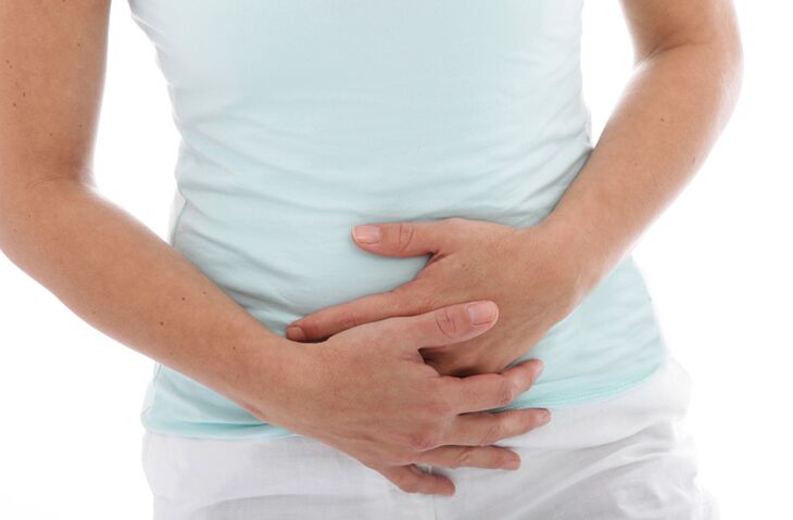 L'un des signes de cystite chez une femme est une douleur lancinante dans le bas de l'abdomen.